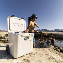 Yeti Coolers ROADIE 48 WHEELED - Kühlbox 20 Yeti Coolers ROADIE 48 WHEELED - Kühlbox -Primus Camping Deutschland Verkaufs-Shop 5638039355 z roadie 48 wheeled yeti coolers 24