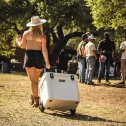 Yeti Coolers ROADIE 60 WHEELED - Kühlbox -Primus Camping Deutschland Verkaufs-Shop 5638039363 k roadie 60 wheeled yeti coolers 24